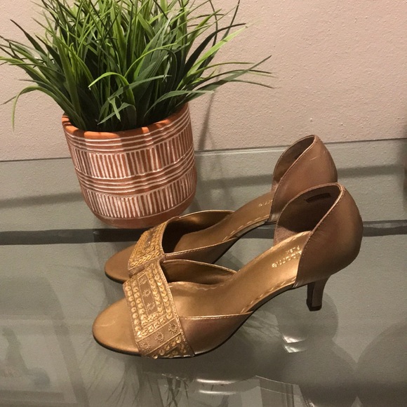 NWOB Gold Heels - Liz Claiborne - Picture 2 of 3